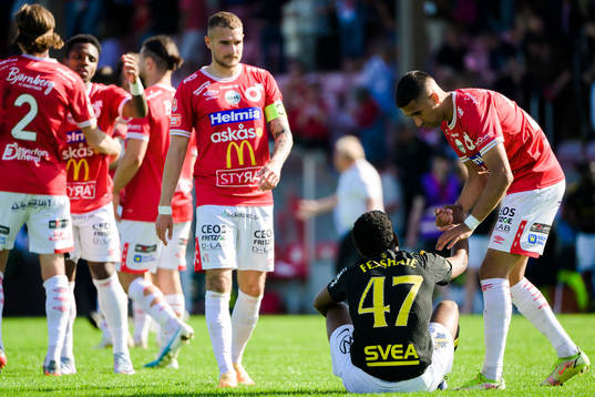 AIKs Alexander Fesshaie Beraki deppar och får hjälp upp