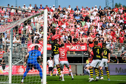 Degerfors Sebastian Ohlsson och Seid Korac i nickduell med