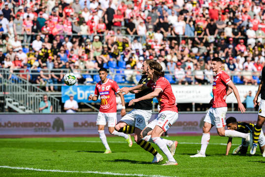 AIKs John Guidetti och Degerfors Gustav Granath