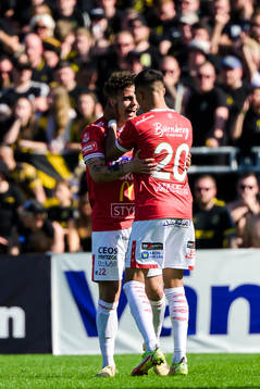 Degerfors Justin Salmon och Elyas Bouzaiene jublar