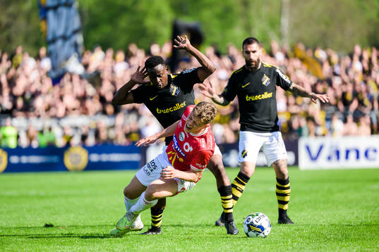 AIKs Erick Otieno och Degerfors Gustav Lindgren