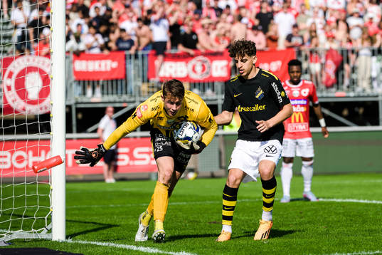 Degerfors målvakt Jonas Olsson och AIKs Robin Tihi