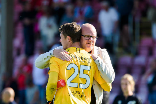 Degerfors målvakt Jonas Olsson och Patrik Werner jublar