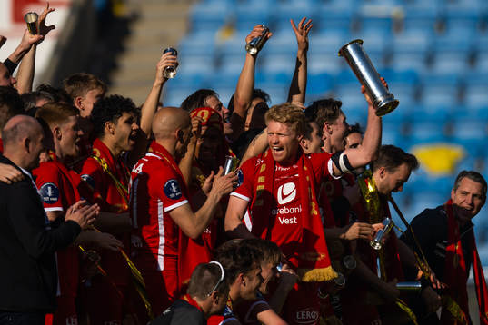 Sivert Heltne Nilsen and players of Brann celebrate