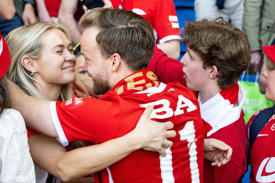 Bård Finne of Brann celebrates with fan