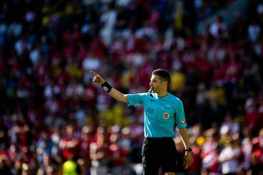 Referee Tore Hansen