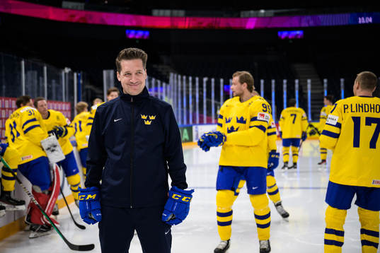 Head coach Sam Hallam of Sweden at a practice session