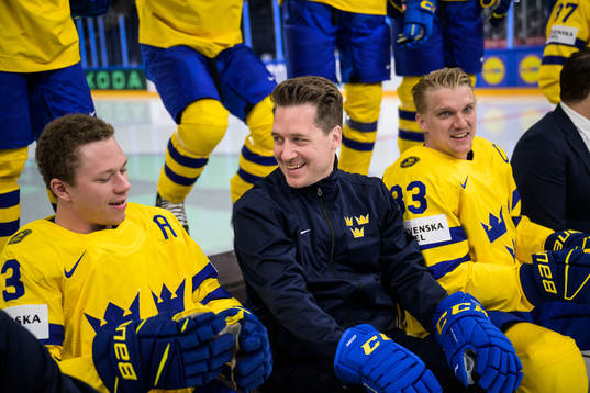 Lucas Raymond, head coach Sam Hallam and Jakob Silfverberg