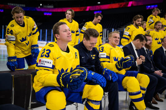 Lucas Raymond, head coach Sam Hallam and Jakob Silfverberg