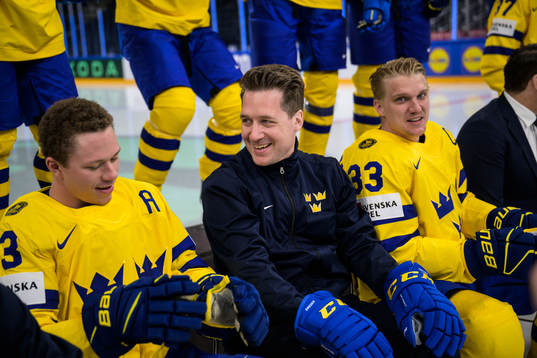 Lucas Raymond, head coach Sam Hallam and Jakob Silfverberg