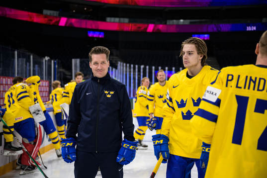 Head coach Sam Hallam and Leo Carlsson of Sweden at a