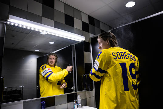 Marcus Sörensen of Sweden sprays his hair with water