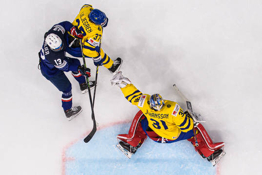 Peter Valier of France challenges Timothy Liljegren and