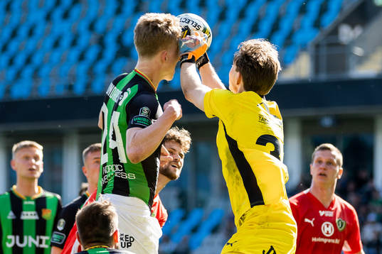 GAISs Filip Beckman och Jönköpings Södras målvakt David