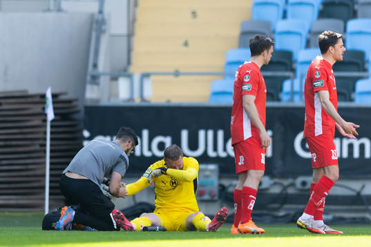 Jönköpings Södras målvakt Alexander Nilsson får vård