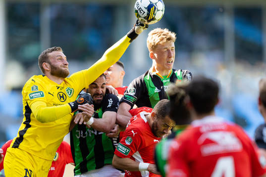 Jönköpings Södras Alexander Nilsson i kamp om bollen med