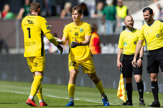 Jönköpings Södras målvakt Alexander Nilsson byter med