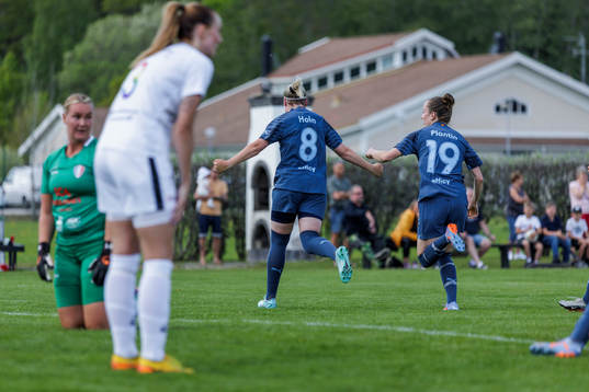 Malmö FFs Rebecka Holm och Anna Plantin jublar