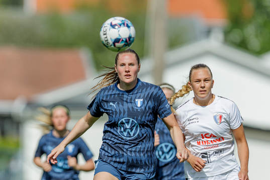 Malmö FFs Linnea Svensson och Lödöse Nygårds Tllda