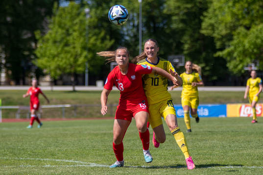 Klaudia Kielczewska of Poland and Nova Rolfsson of Sweden