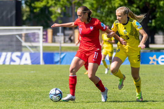 Paulina Guzik of Poland and Smilla Holmberg of Sweden