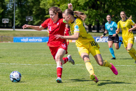 Jagoda Cyraniak of Poland and Nova Rolfsson of Sweden