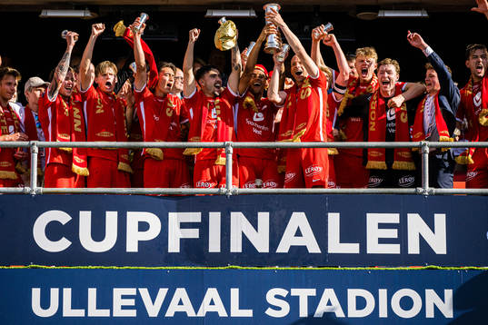 Players of Brann celebrates with the trophy