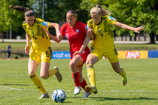 Paulina Guzik of Poland and Bella Andersson and Smilla