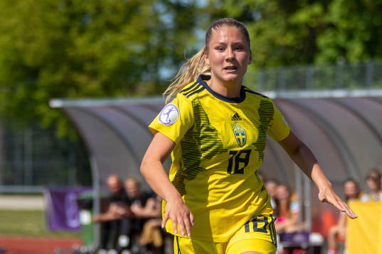 Novalie Jensen of Sweden and Zuzanna Grzywińska of Poland