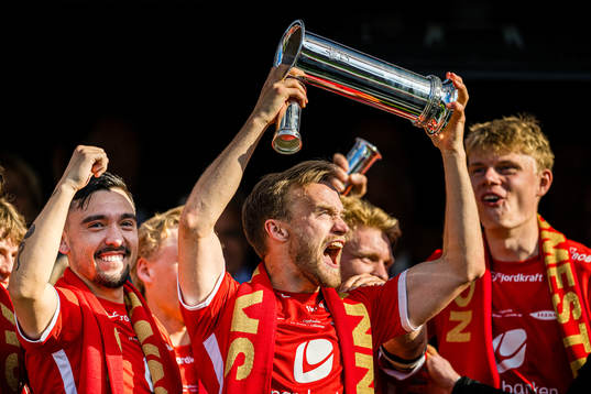 Bård Finne of Brann celebrates with the trophy