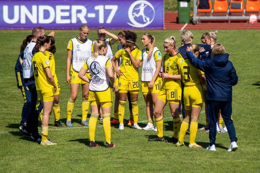 Players of Sweden looks dejected