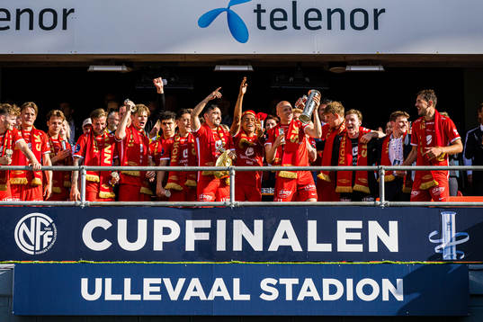 Players of Brann celebrates with the trophy