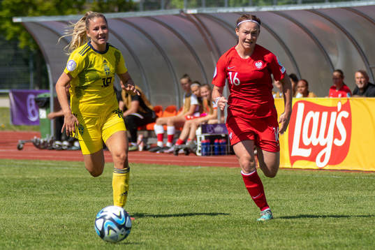 Novalie Jensen of Sweden and Zuzanna Grzywińska of Poland