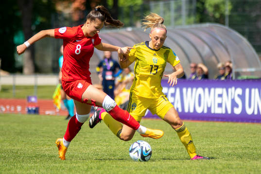 Emilia Szymczak of Poland and Saga Fredgren of Sweden