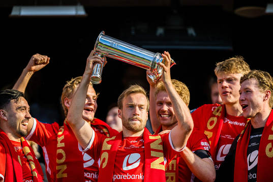 Bård Finne of Brann celebrates with the trophy