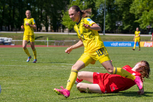 Jagoda Cyraniak of Poland and Nova Rolfsson of Sweden