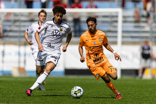 AFC Eskilstunas Samir Maarouf jagas av Östersunds Ziad