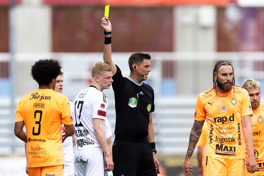 Östersunds Malcolm Stolt får gult kort