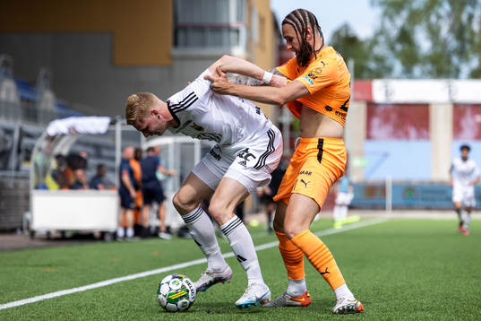 Östersunds Malcolm Stolt och AFC Eskilstunas Ali Suljic