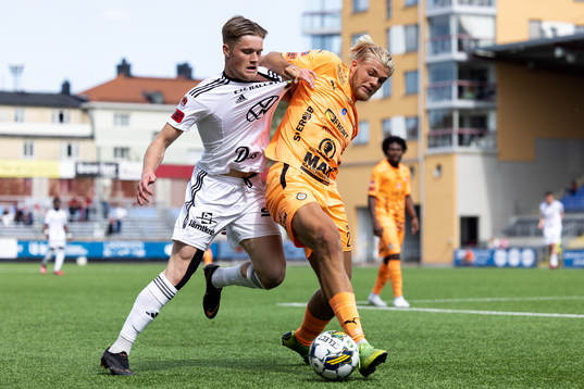 Östersunds Sebastian Karlsson Grach och AFC Eskilstunas