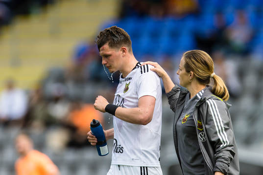 Östersunds Myroslav Mazur skadar sig i en nickduell och