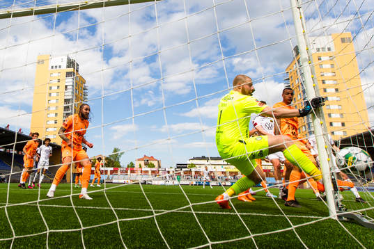 AFC Eskilstunas målvakt Nick Wolters agerar
