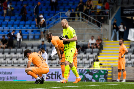 AFC Eskilstunas Oskar Lindberg och Ali Suljic deppar