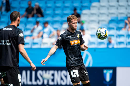 Häckens Samuel Gustafson värmer upp