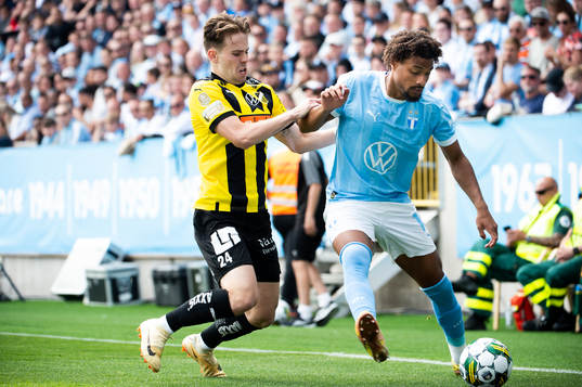 Häckens Lars Olden Larsen och Malmö FFs Joseph Ceesay