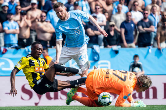Häckens Benie Adama Traore mot Malmö FFs Lasse Nielsen