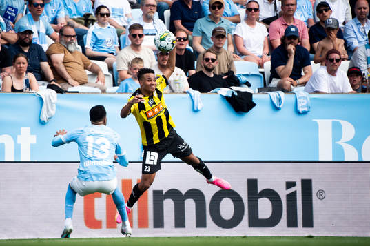 Malmö FFs Martin Olsson och Häckens Momodou Lamin Sonko