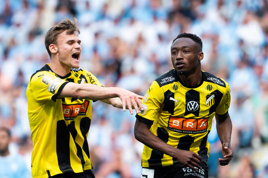 Häckens Oscar Uddenäs och Benie Adama Traore jublar