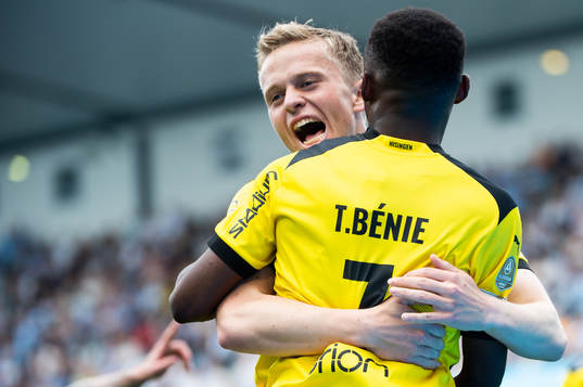 Häckens Tomas Olai Totland och Benie Adama Traore jublar