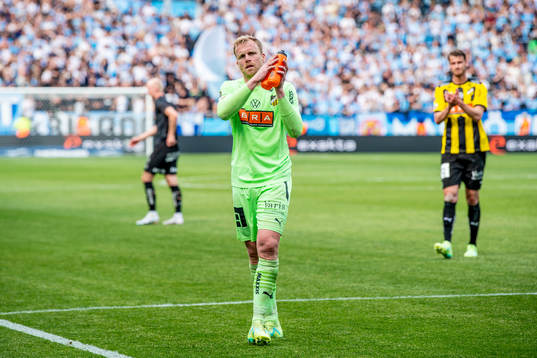 Häckens målvakt Peter Abrahamsson tackar supportrarna